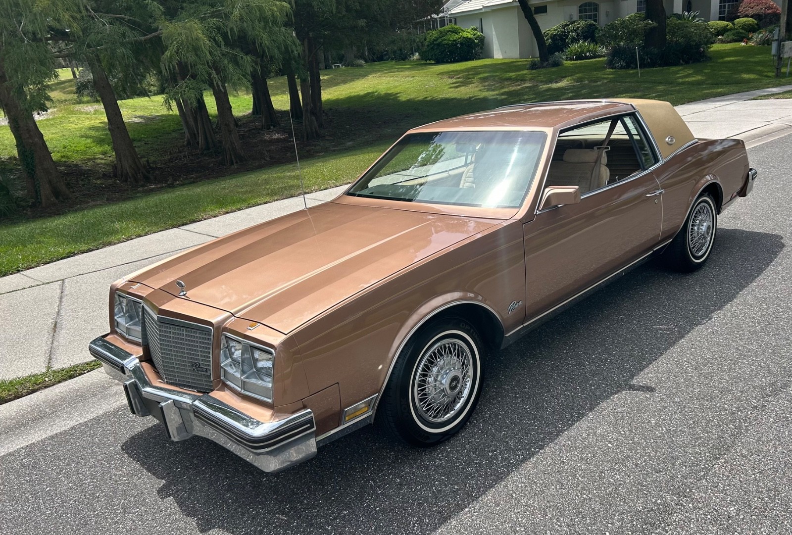 Buick-Riviera-1982-Coupe-36