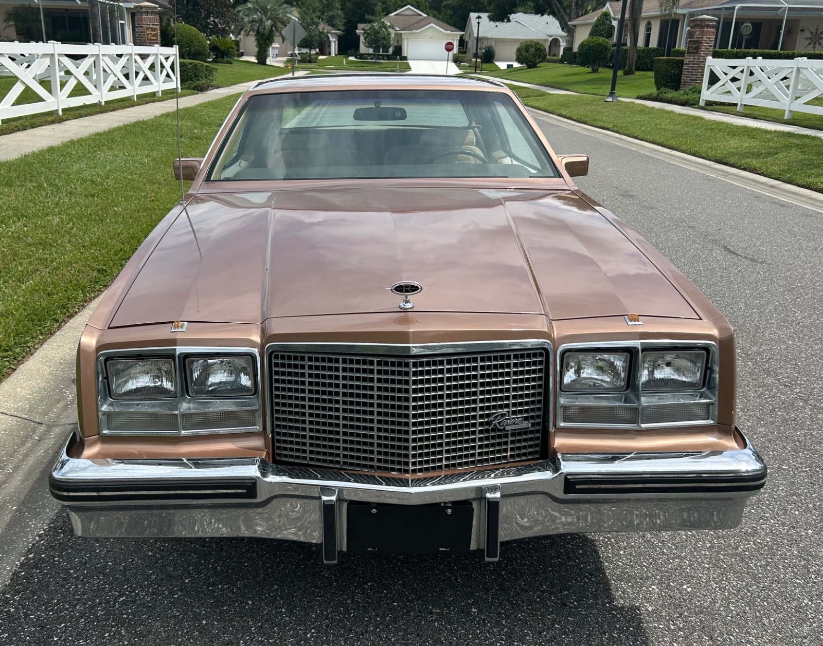 Buick-Riviera-1982-Coupe-4