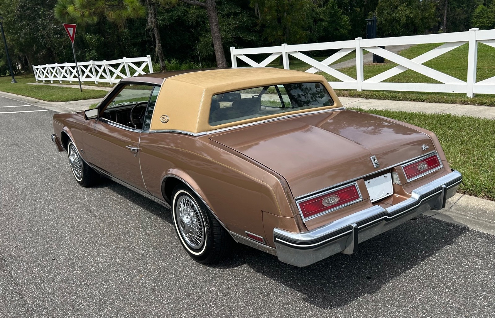 Buick-Riviera-1982-Coupe-5