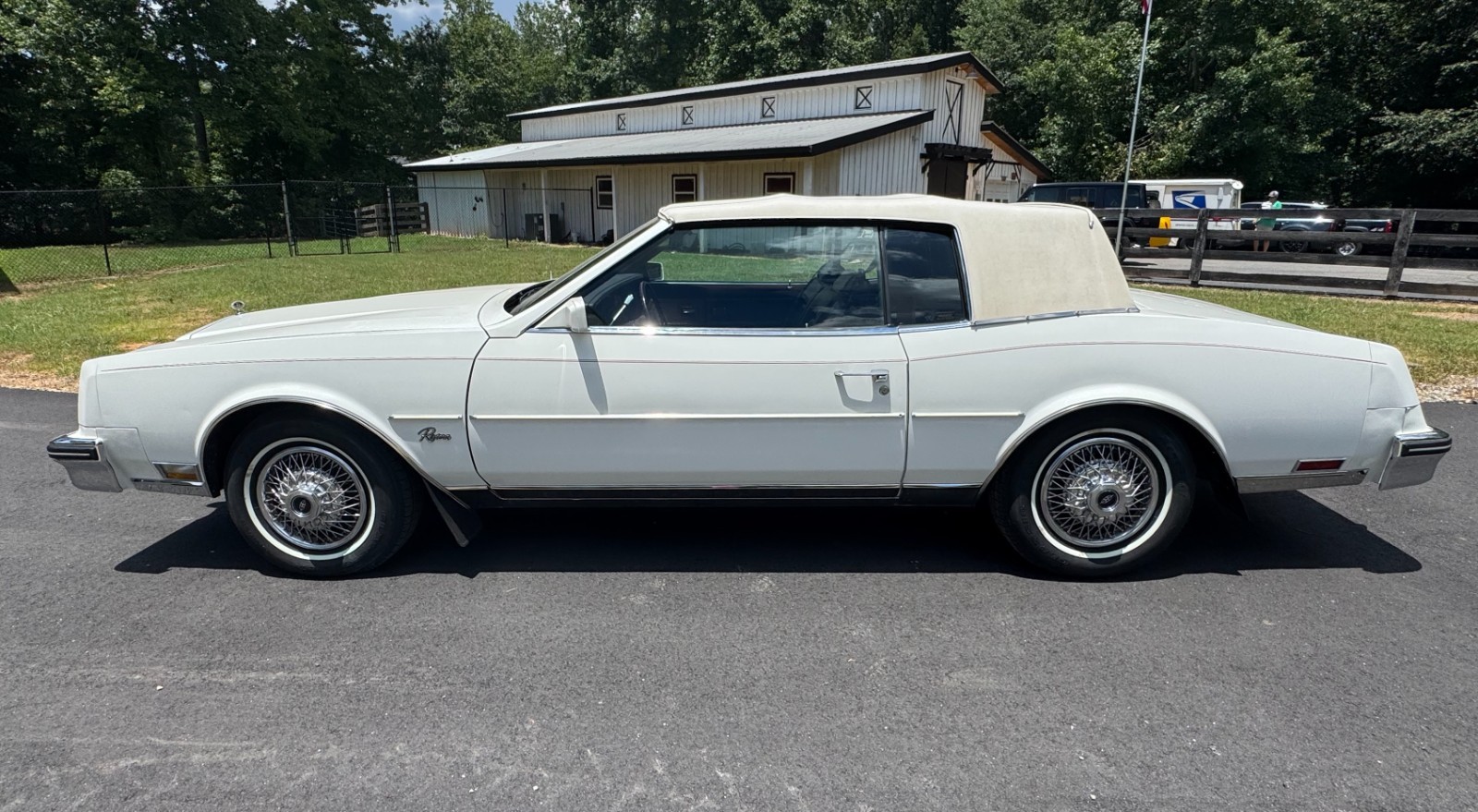 Buick-Riviera-1985-COUPE-2