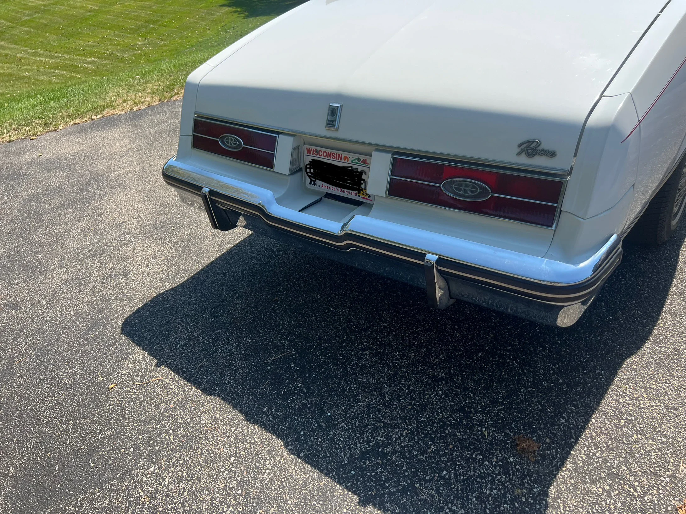 Buick-Riviera-convertible-1984-White-Burgundy-1
