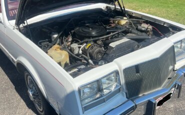 Buick-Riviera-convertible-1984-White-Burgundy-11