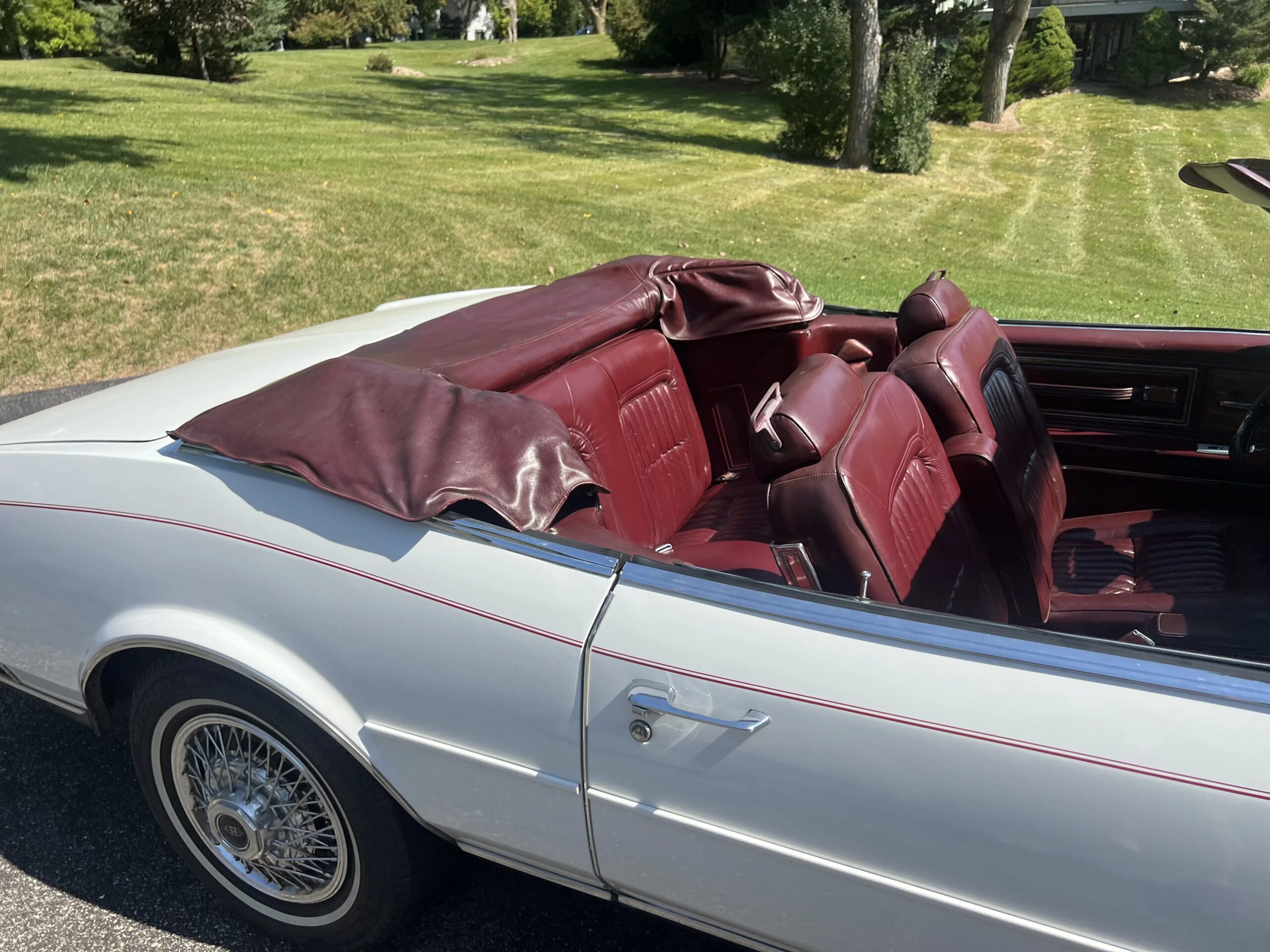 Buick-Riviera-convertible-1984-White-Burgundy-2