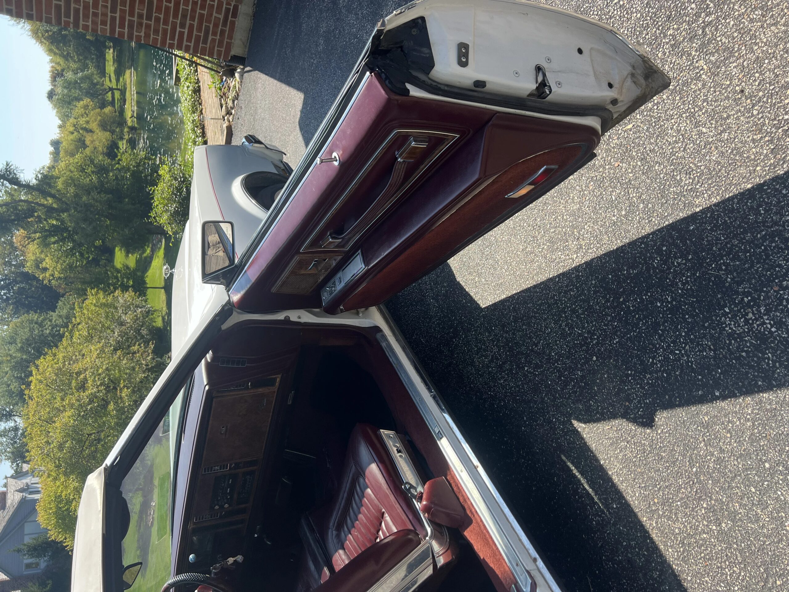 Buick-Riviera-convertible-1984-White-Burgundy-3