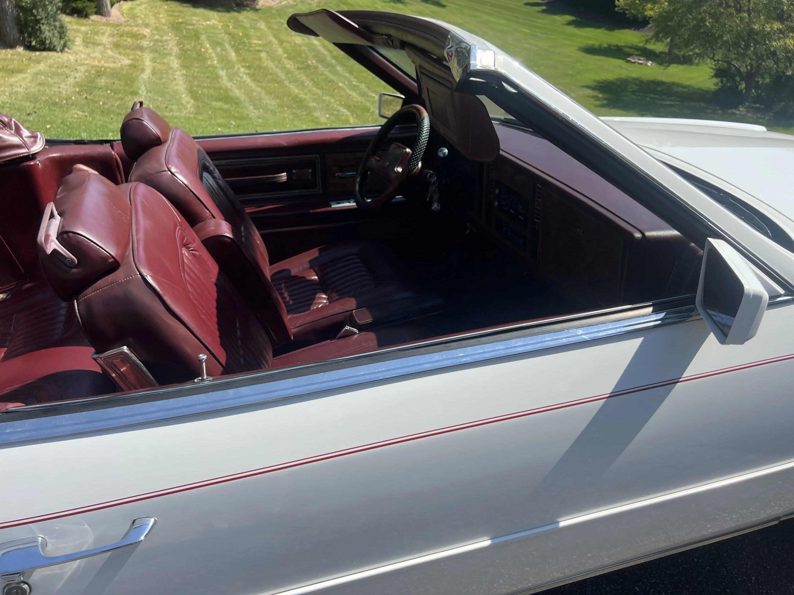 Buick-Riviera-convertible-1984-White-Burgundy-4