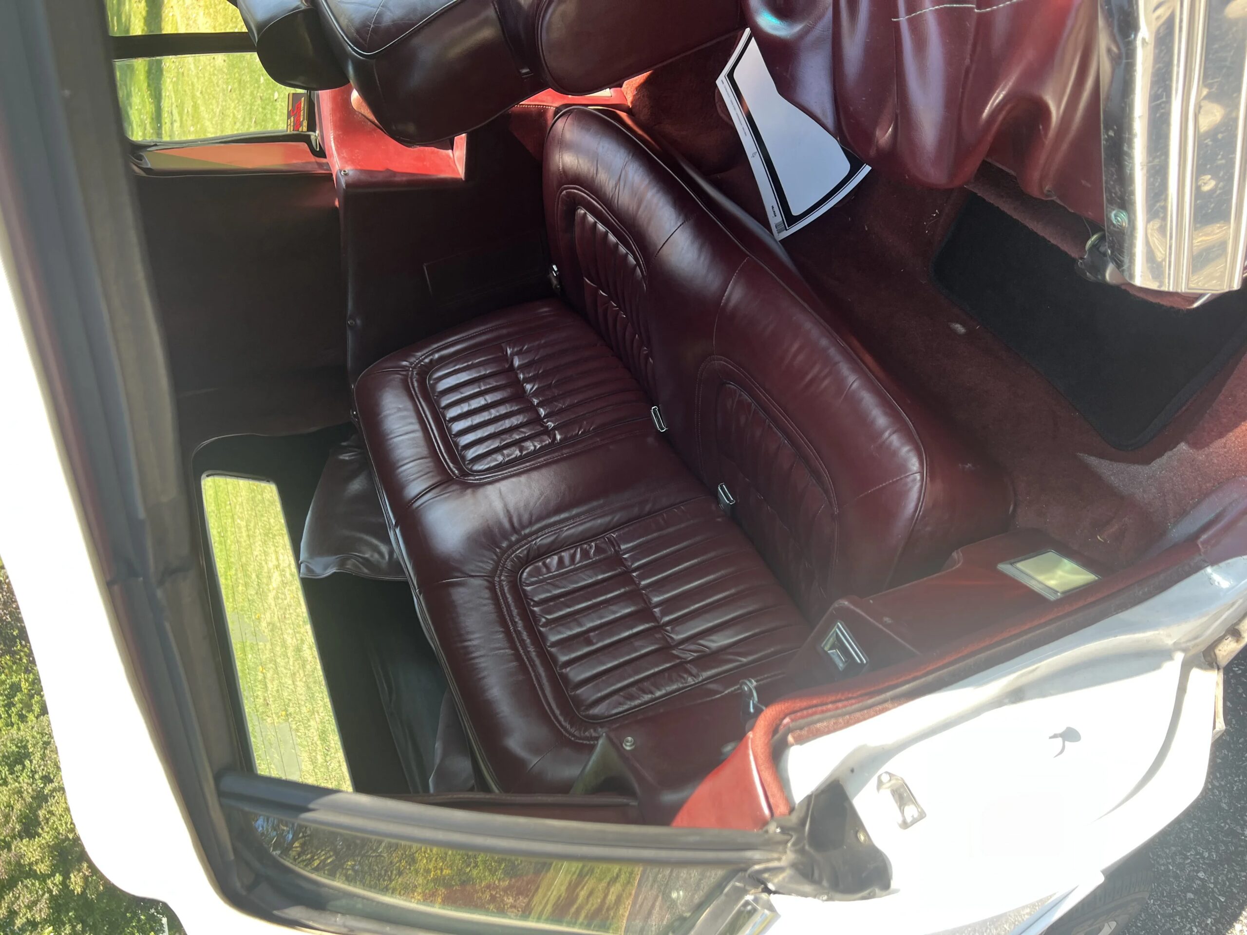 Buick-Riviera-convertible-1984-White-Burgundy-6