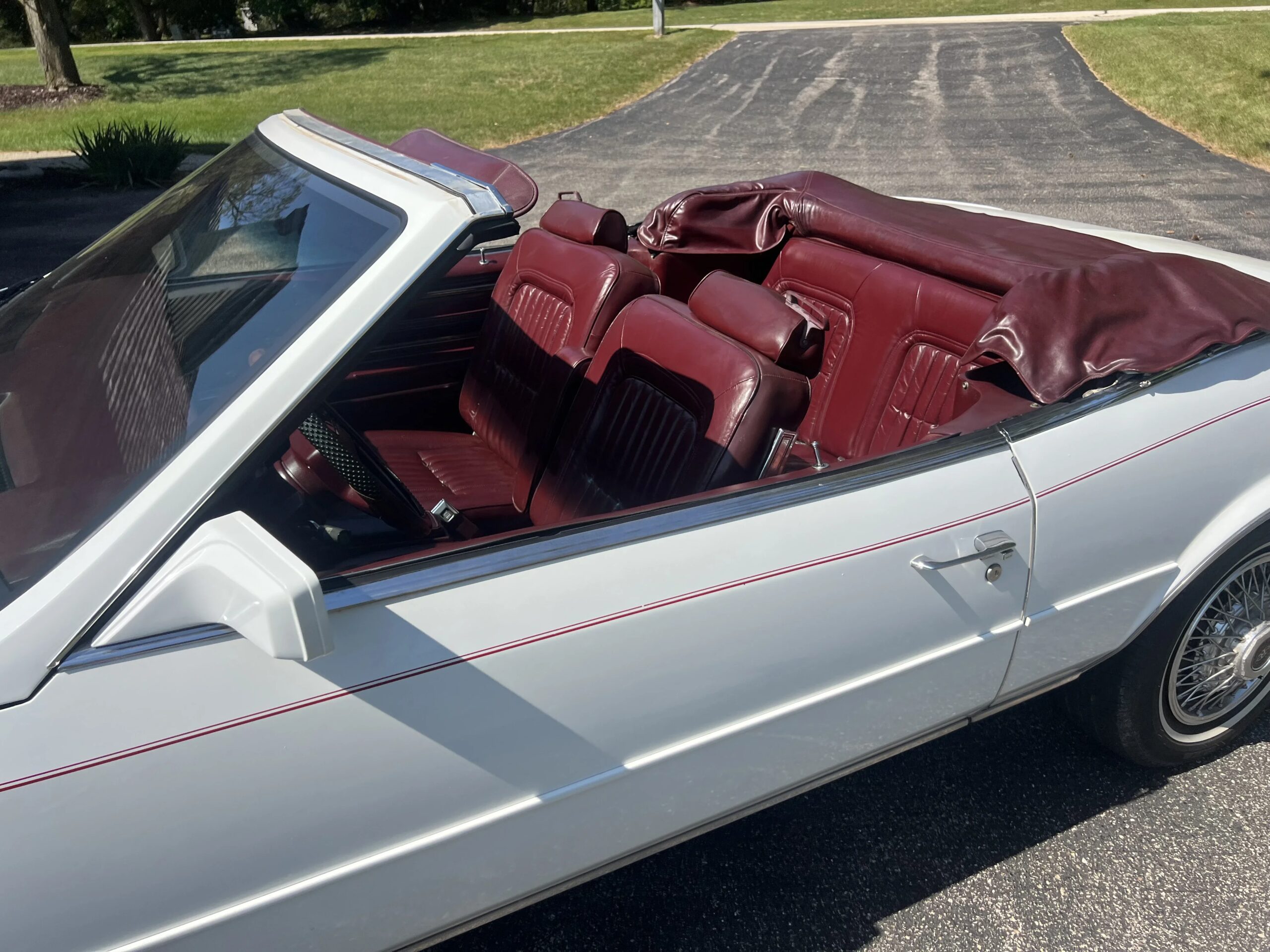 Buick-Riviera-convertible-1984-White-Burgundy-7