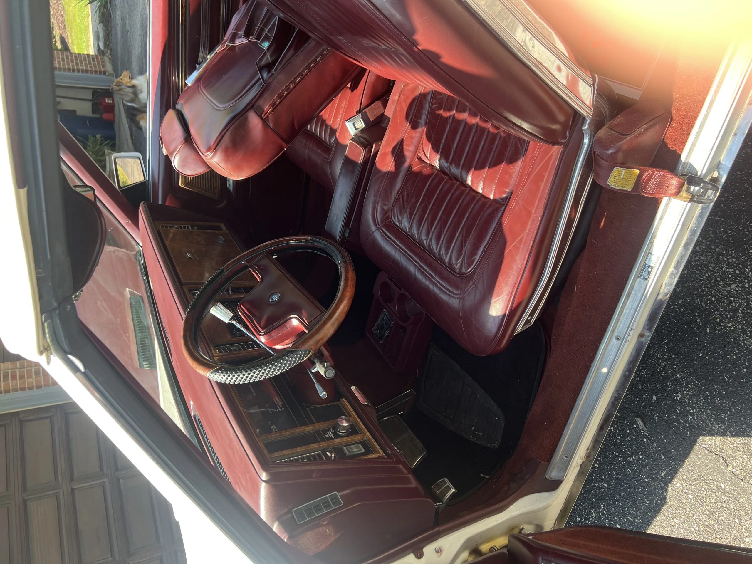 Buick-Riviera-convertible-1984-White-Burgundy-8