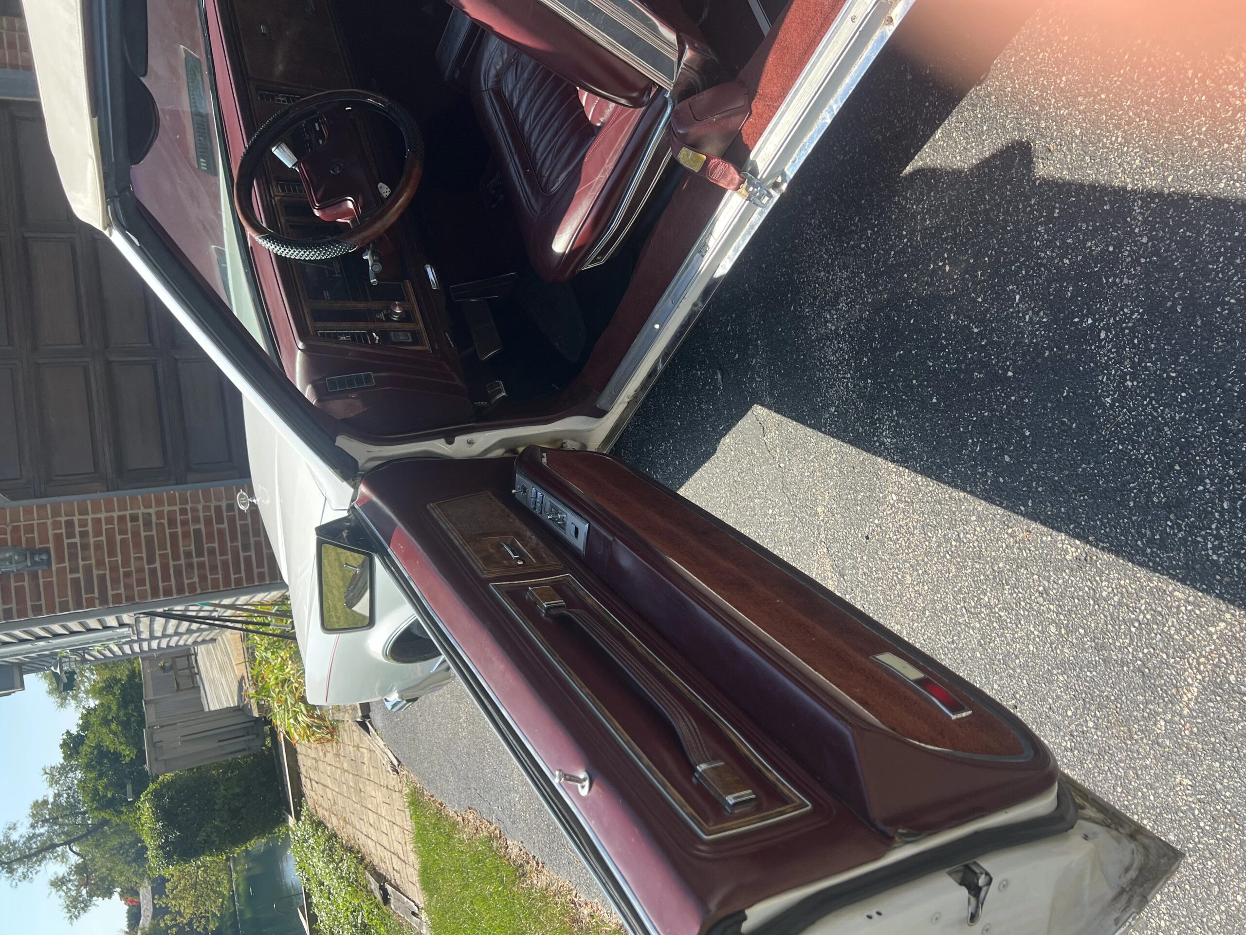 Buick-Riviera-convertible-1984-White-Burgundy-9