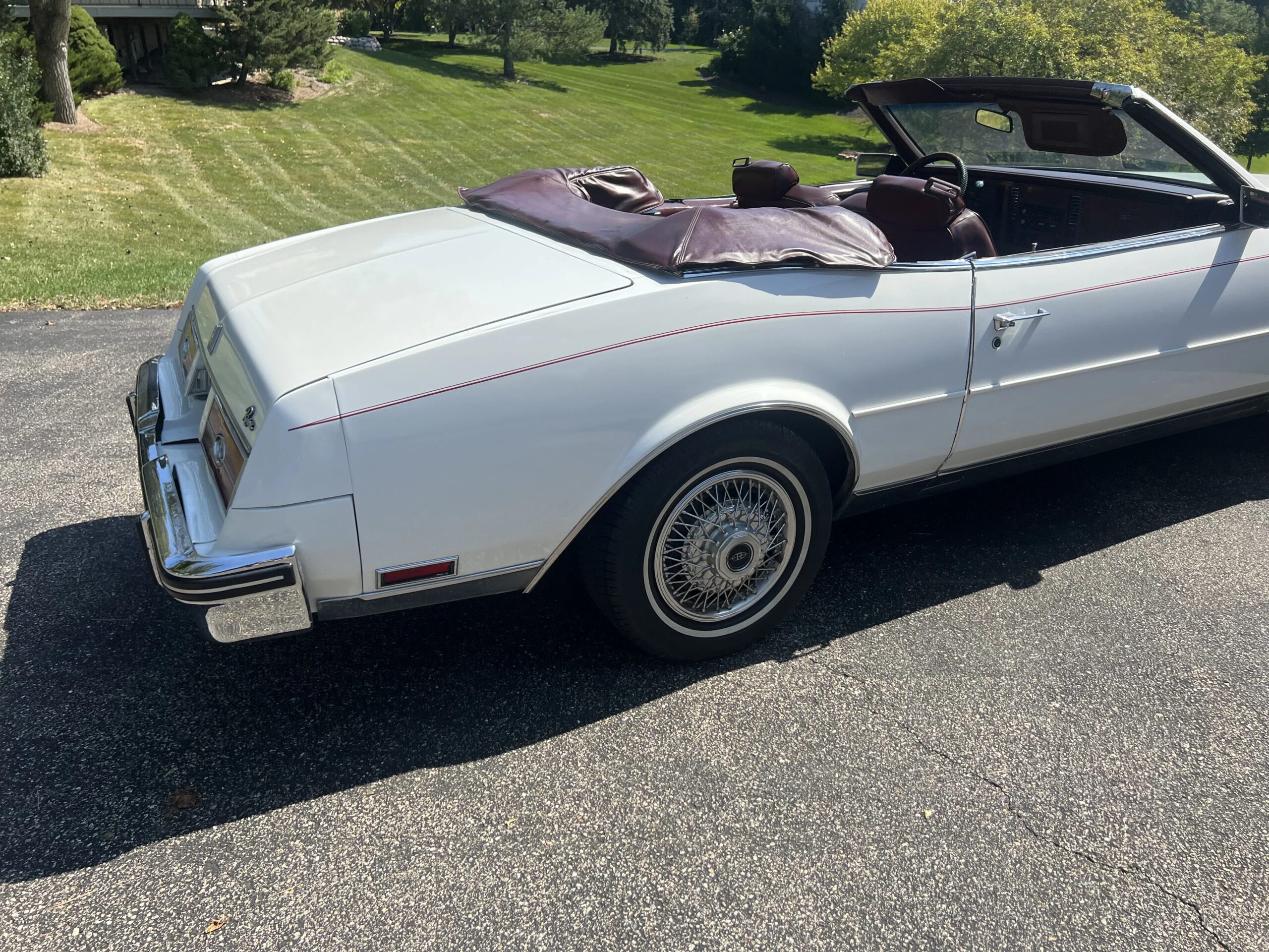 Buick-Riviera-convertible-1984-White-Burgundy