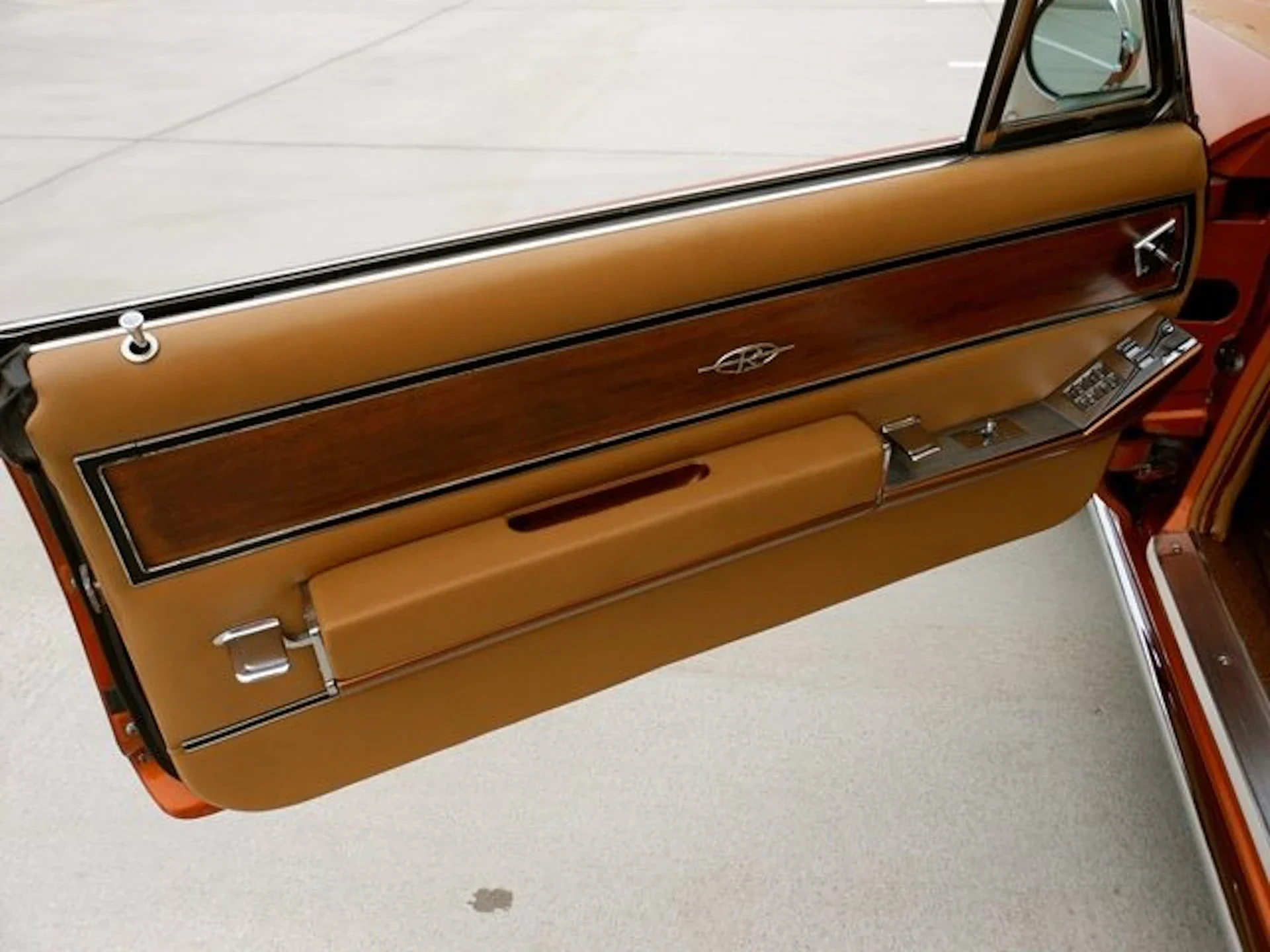 Buick-Riviera-coupe-1964-Orange-Tan-14