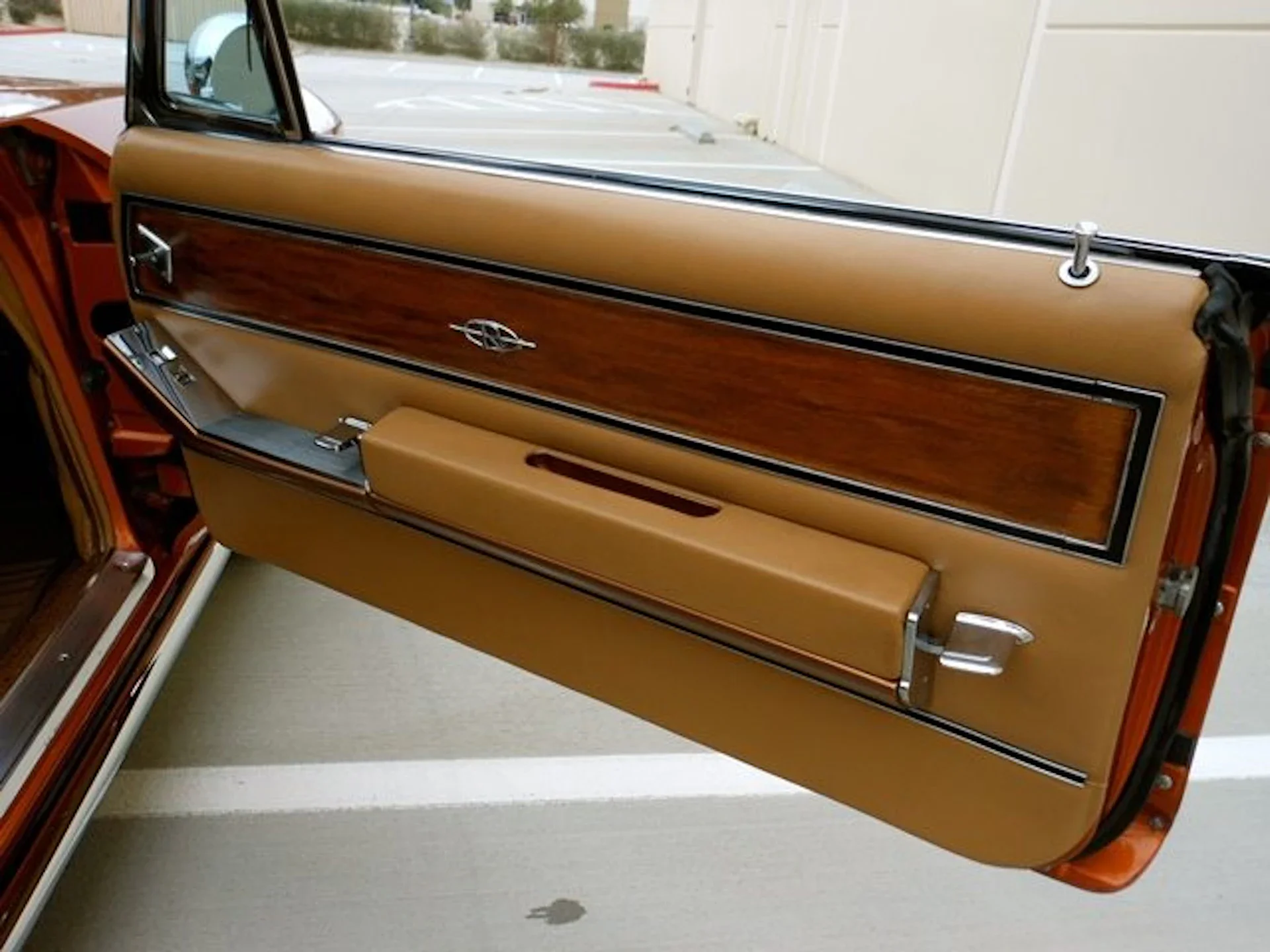 Buick-Riviera-coupe-1964-Orange-Tan-15