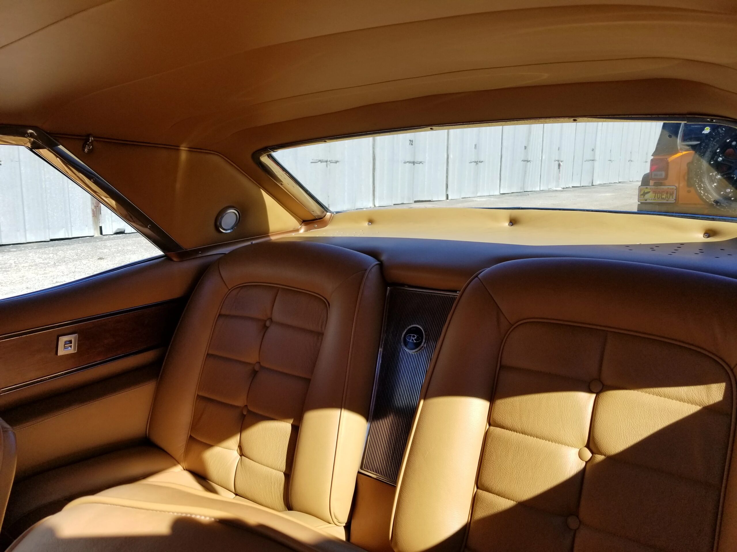 Buick-Riviera-coupe-1964-Orange-Tan-28