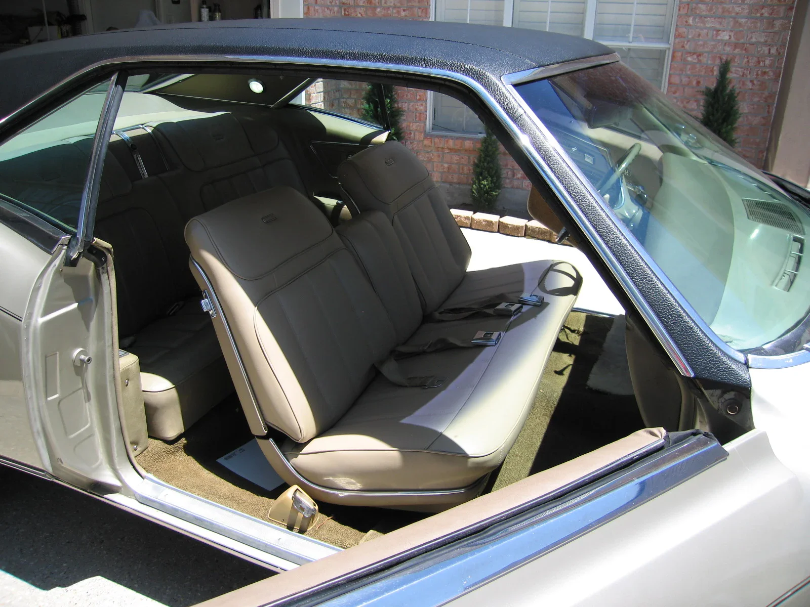 Buick-Riviera-coupe-1968-Tan-Tan-1