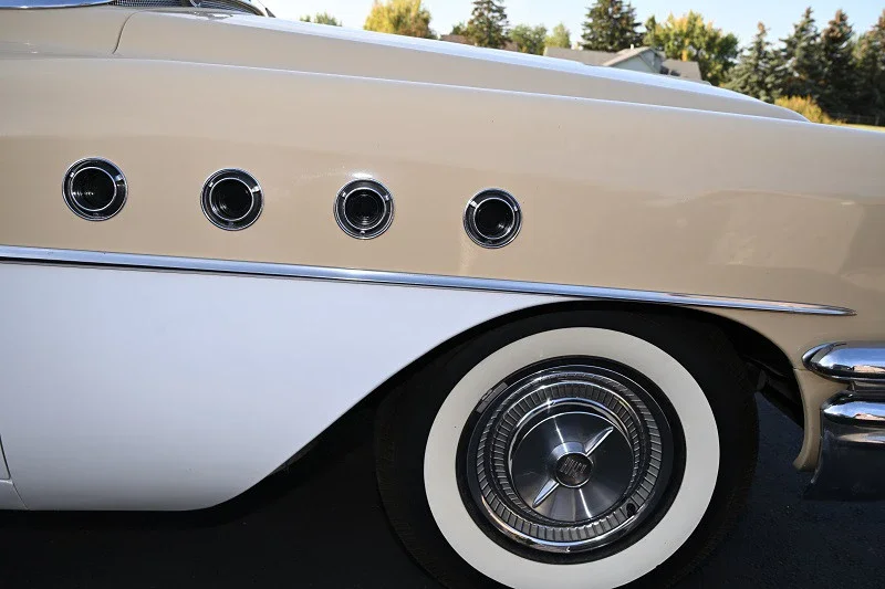 Buick-Roadmaster-sedan-1955-Tan-Green-24