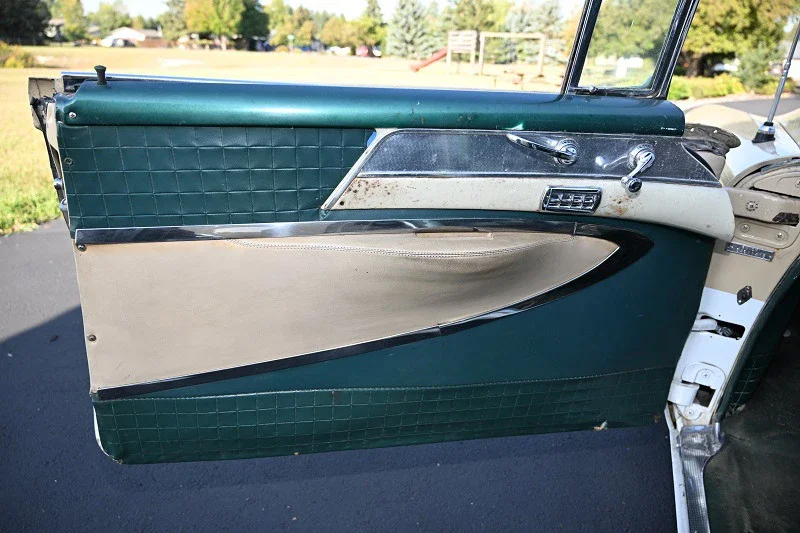 Buick-Roadmaster-sedan-1955-Tan-Green-26