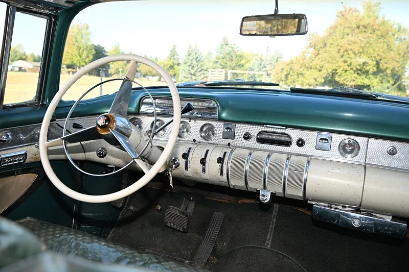 Buick-Roadmaster-sedan-1955-Tan-Green-30