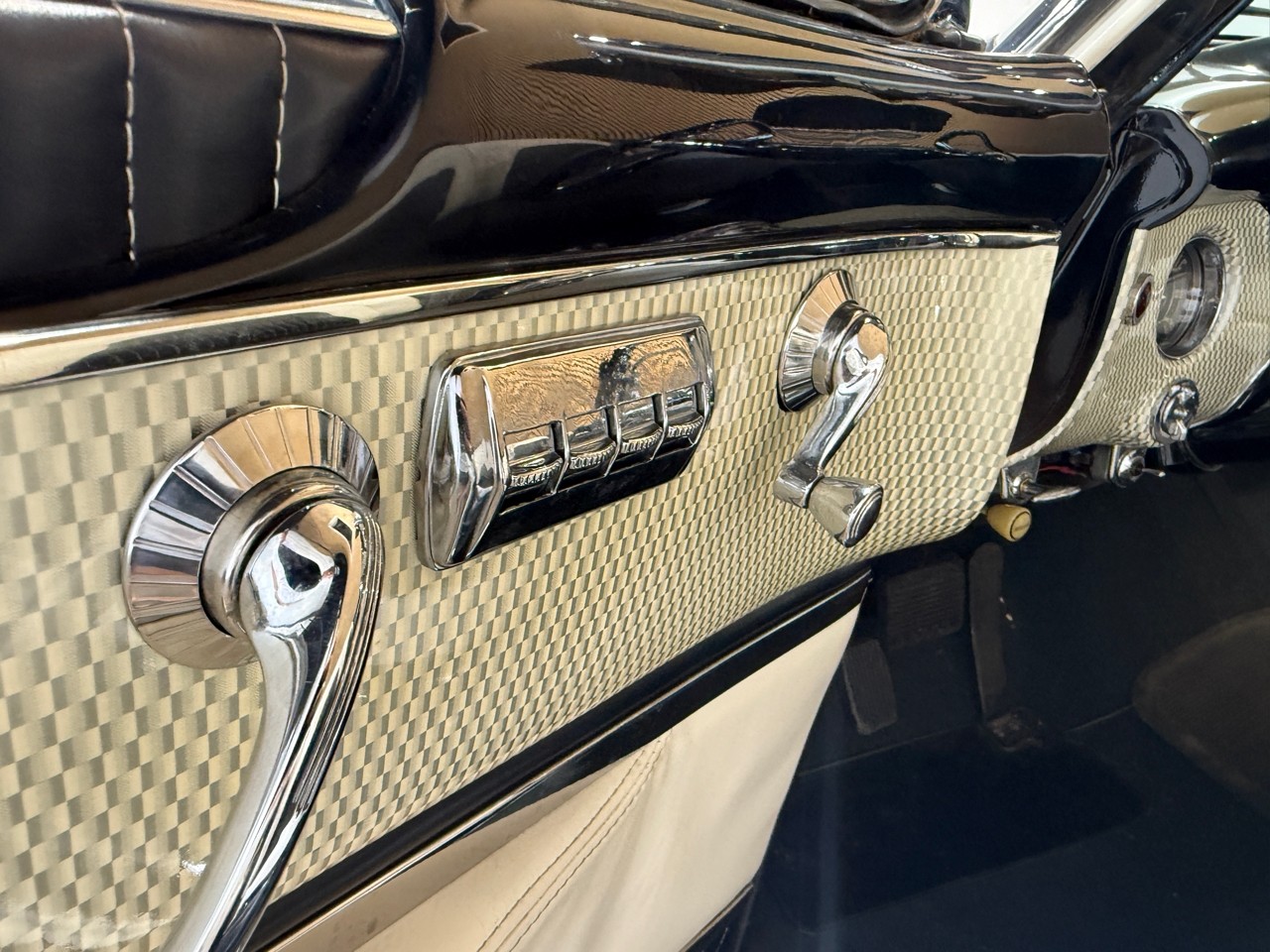 Buick-Skylark-1953-Classic-Car-34