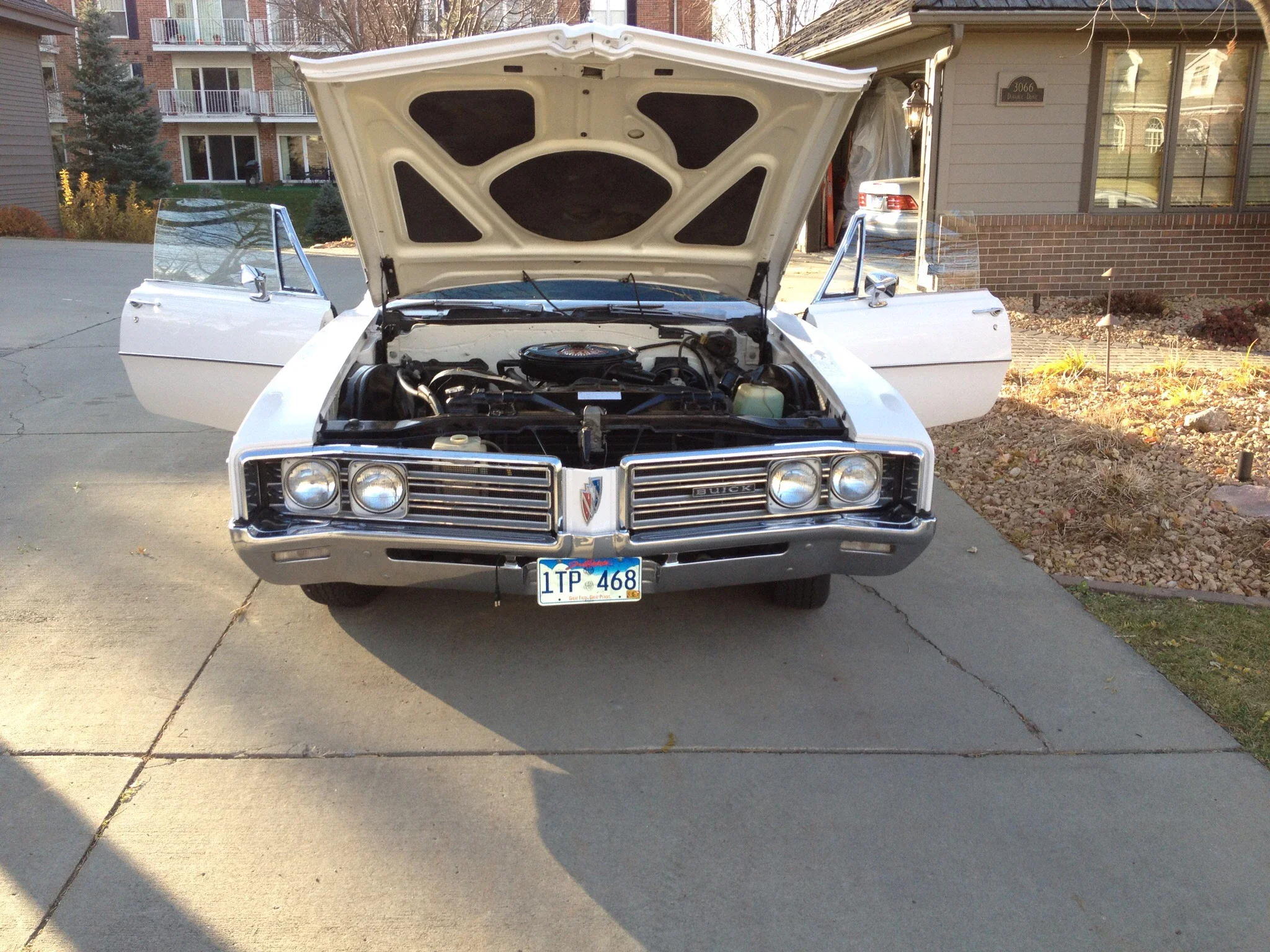 Buick-Wildcat-1968-White-Black-2