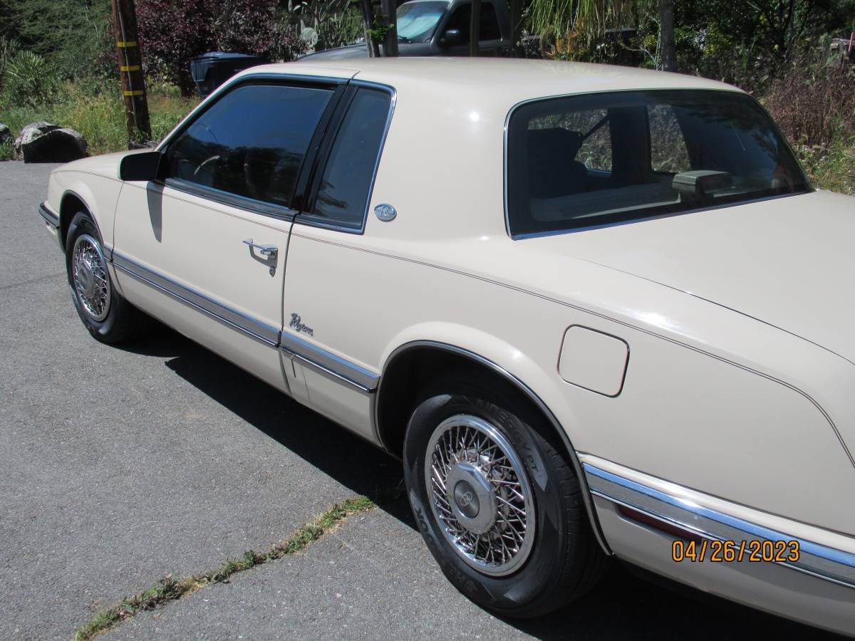 Buick-riviera-1991-17