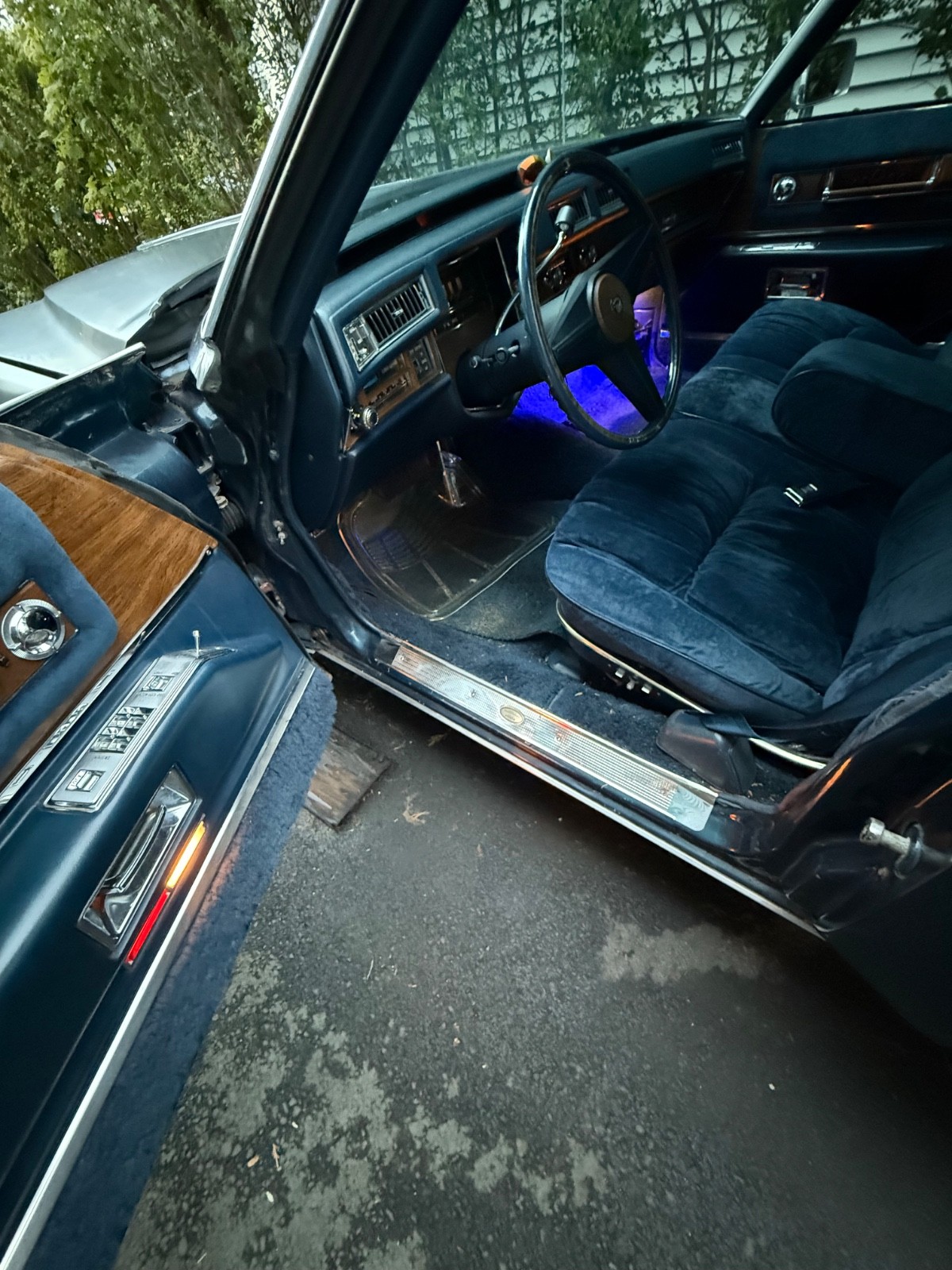 Cadillac-Brougham-1975-Sedan-2