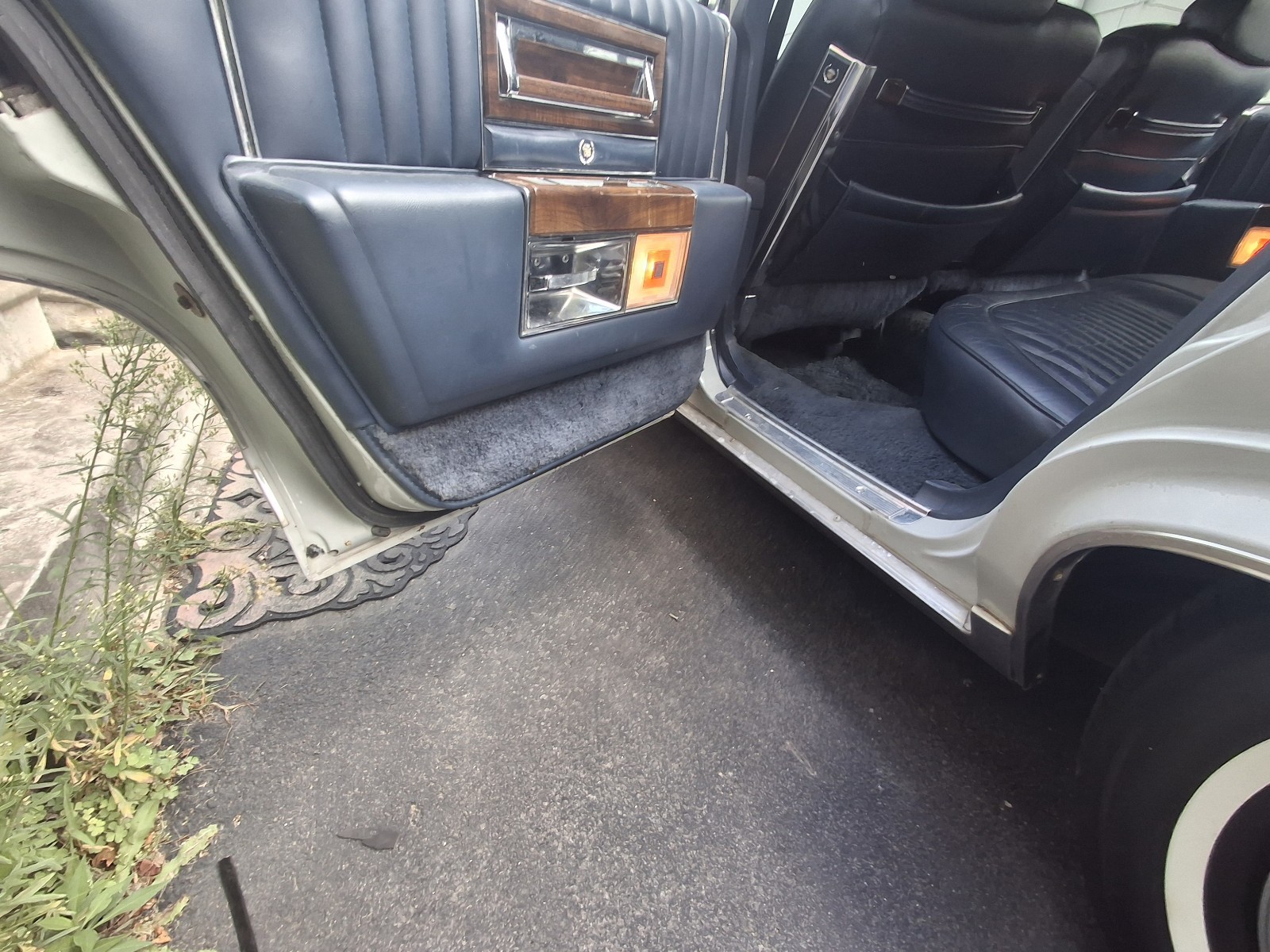 Cadillac-Brougham-1988-17