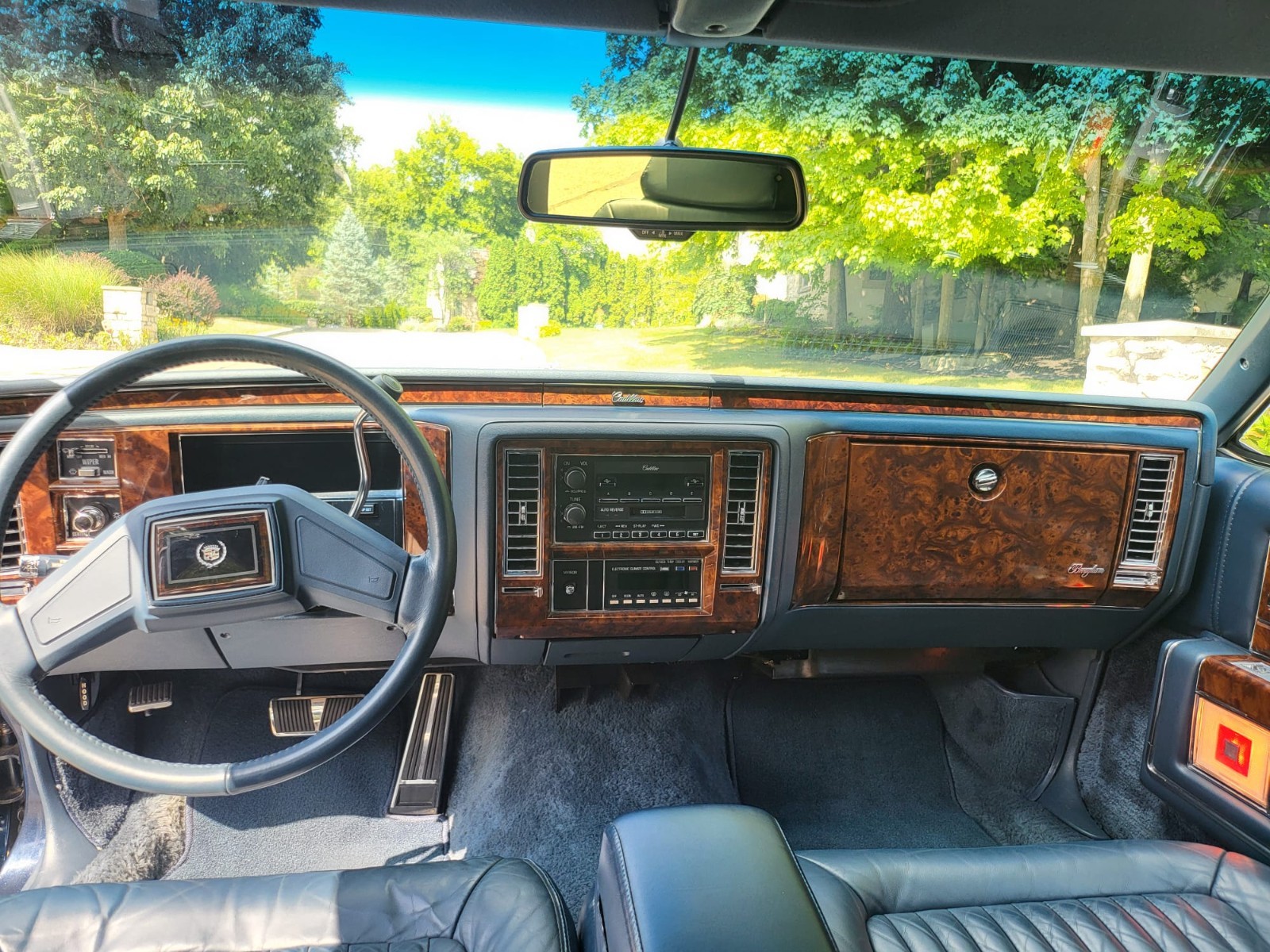 Cadillac-Brougham-1990-Sedan-14