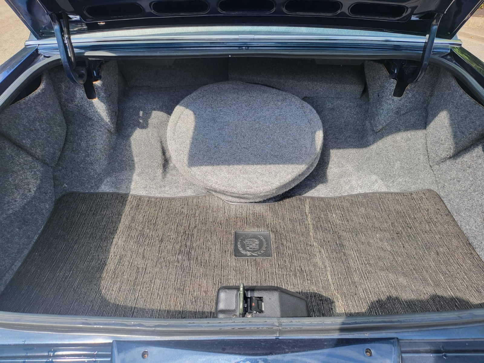 Cadillac-Brougham-1990-Sedan-19