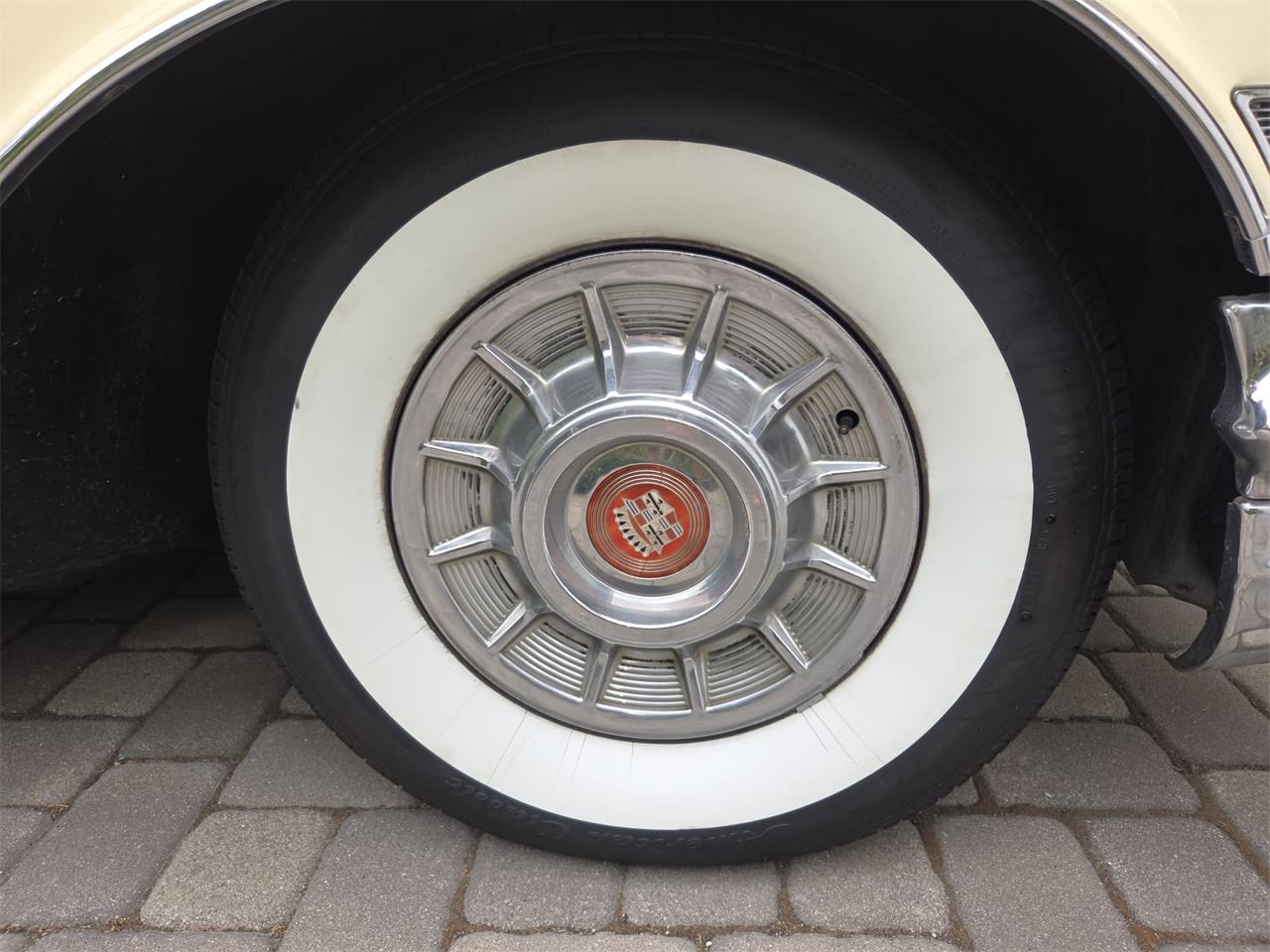 Cadillac-Coupe-deville-1957-40-Leghorn-Creme-Brown-1