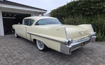 Cadillac-Coupe-deville-1957-40-Leghorn-Creme-Brown-10