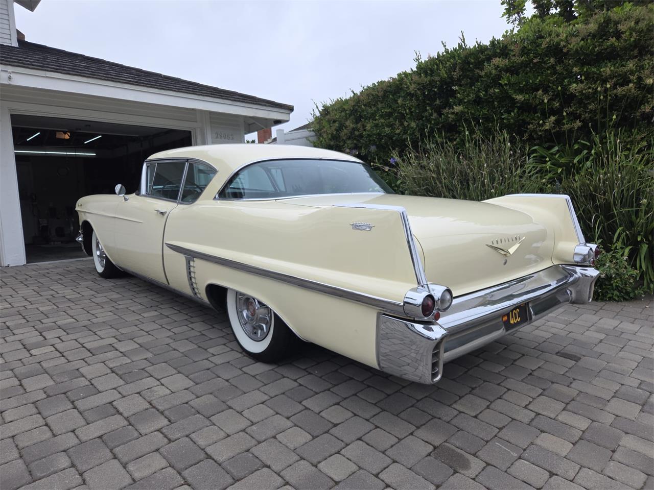 Cadillac-Coupe-deville-1957-40-Leghorn-Creme-Brown-10