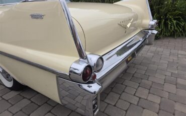 Cadillac-Coupe-deville-1957-40-Leghorn-Creme-Brown-11