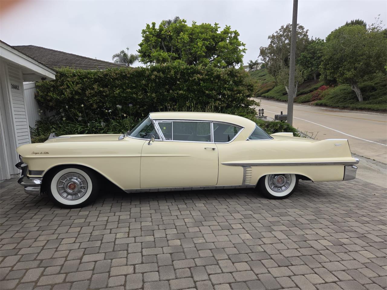 Cadillac-Coupe-deville-1957-40-Leghorn-Creme-Brown-12