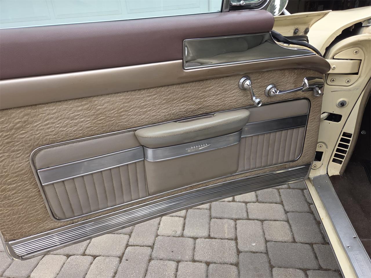 Cadillac-Coupe-deville-1957-40-Leghorn-Creme-Brown-13