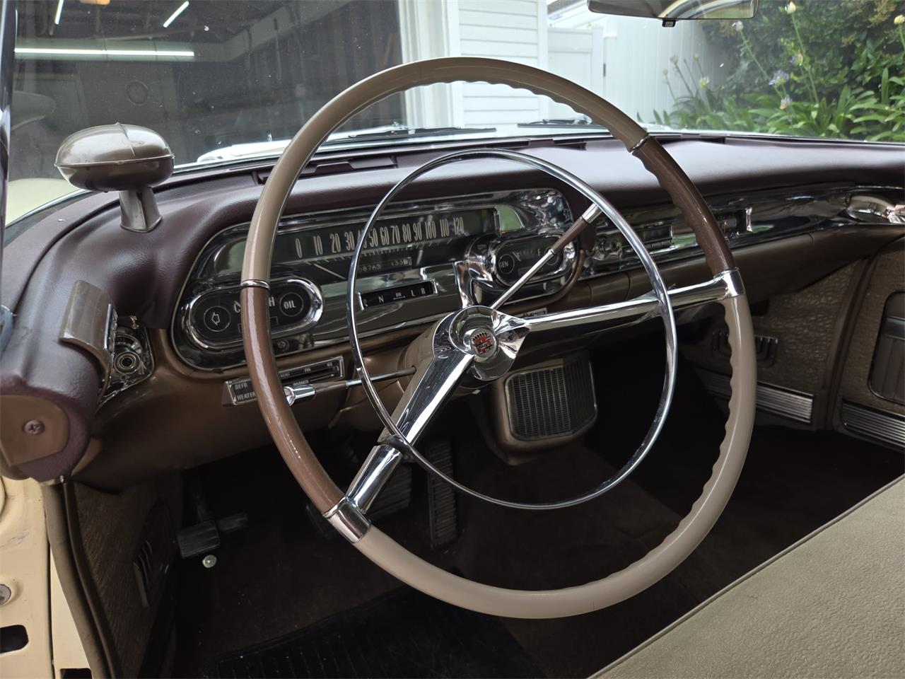 Cadillac-Coupe-deville-1957-40-Leghorn-Creme-Brown-14