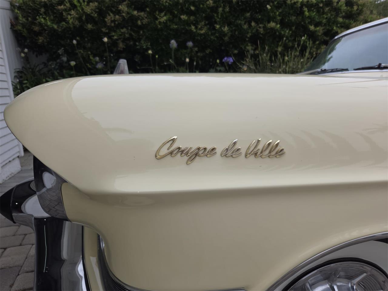Cadillac-Coupe-deville-1957-40-Leghorn-Creme-Brown-18