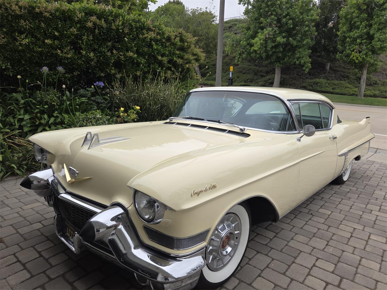 Cadillac-Coupe-deville-1957-40-Leghorn-Creme-Brown-2