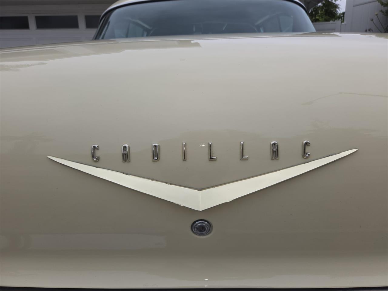 Cadillac-Coupe-deville-1957-40-Leghorn-Creme-Brown-21