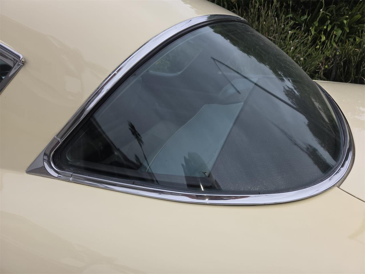 Cadillac-Coupe-deville-1957-40-Leghorn-Creme-Brown-23