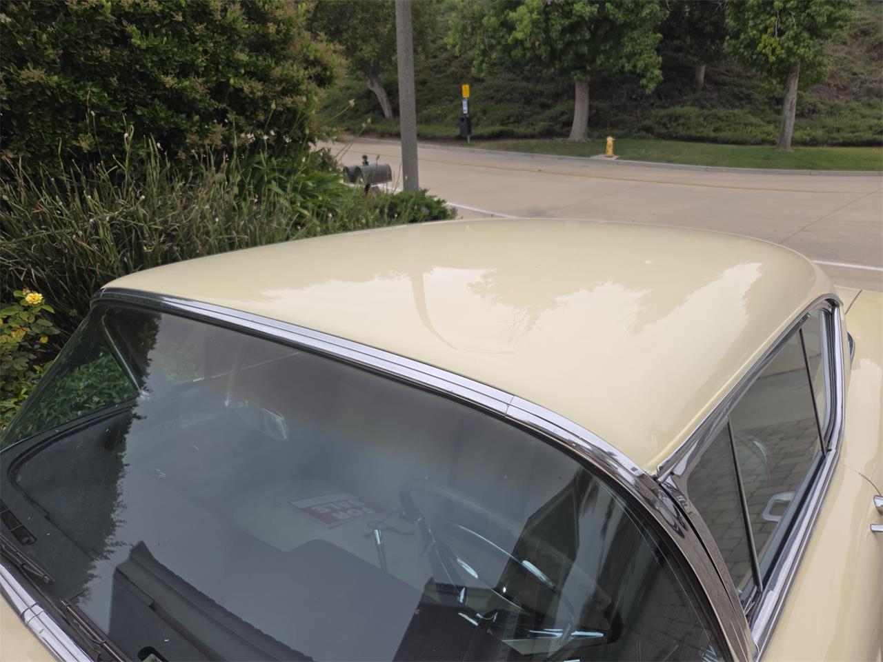 Cadillac-Coupe-deville-1957-40-Leghorn-Creme-Brown-24