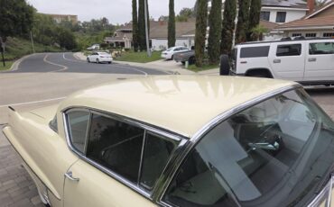 Cadillac-Coupe-deville-1957-40-Leghorn-Creme-Brown-25