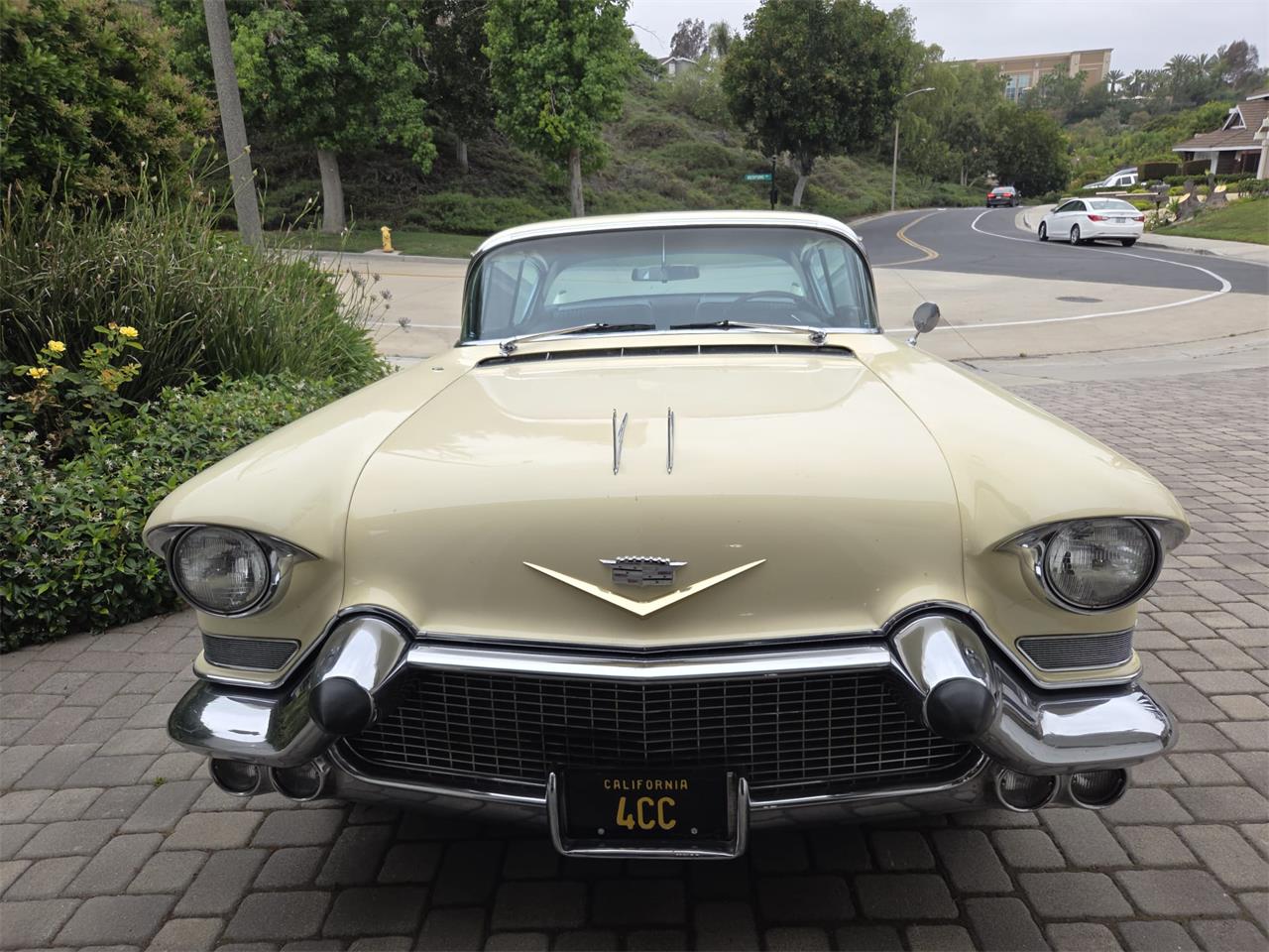 Cadillac-Coupe-deville-1957-40-Leghorn-Creme-Brown-3