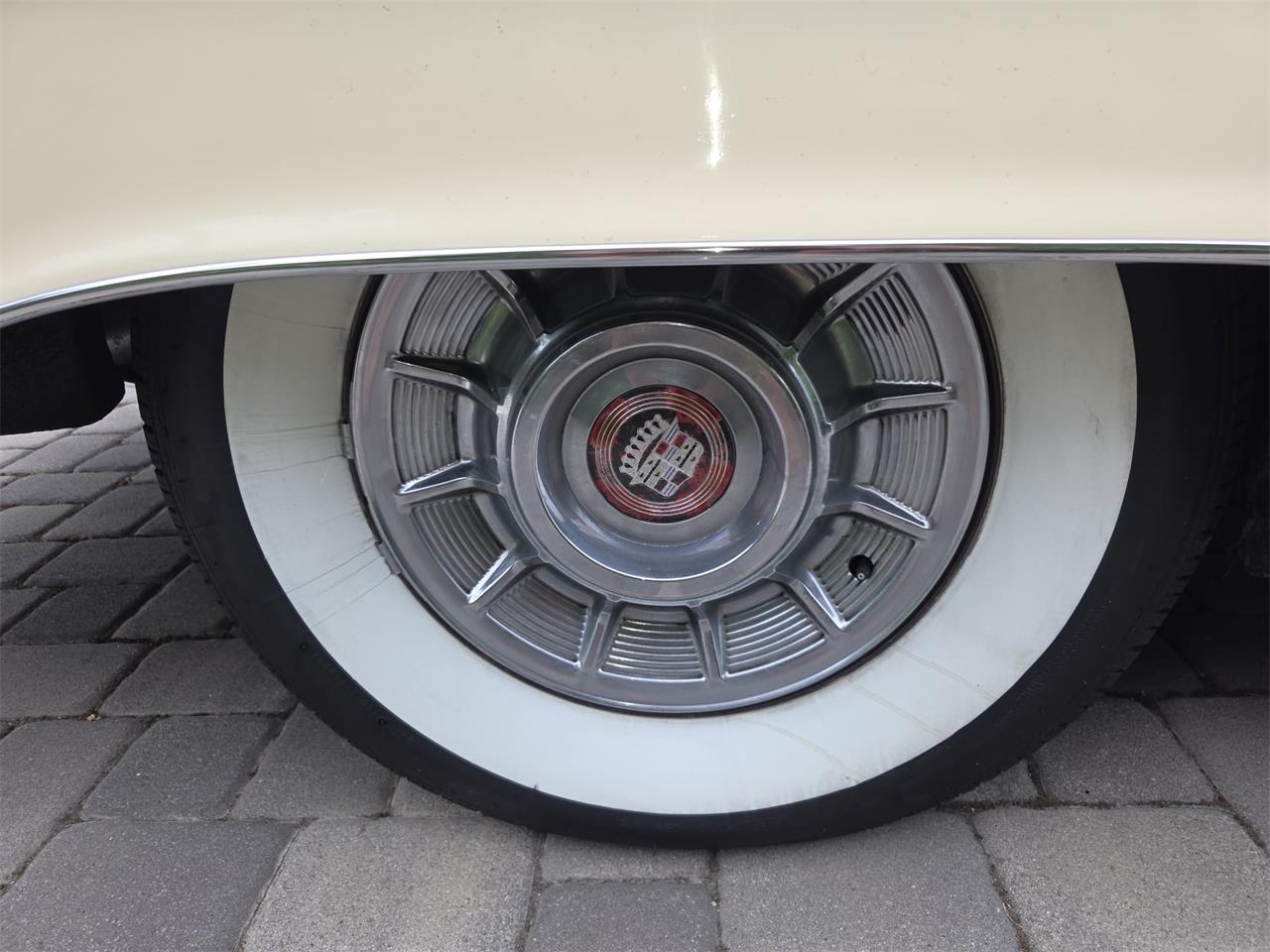 Cadillac-Coupe-deville-1957-40-Leghorn-Creme-Brown-38