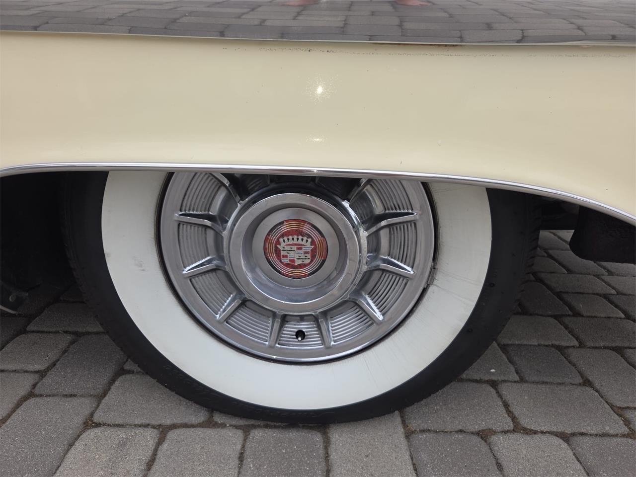 Cadillac-Coupe-deville-1957-40-Leghorn-Creme-Brown-39