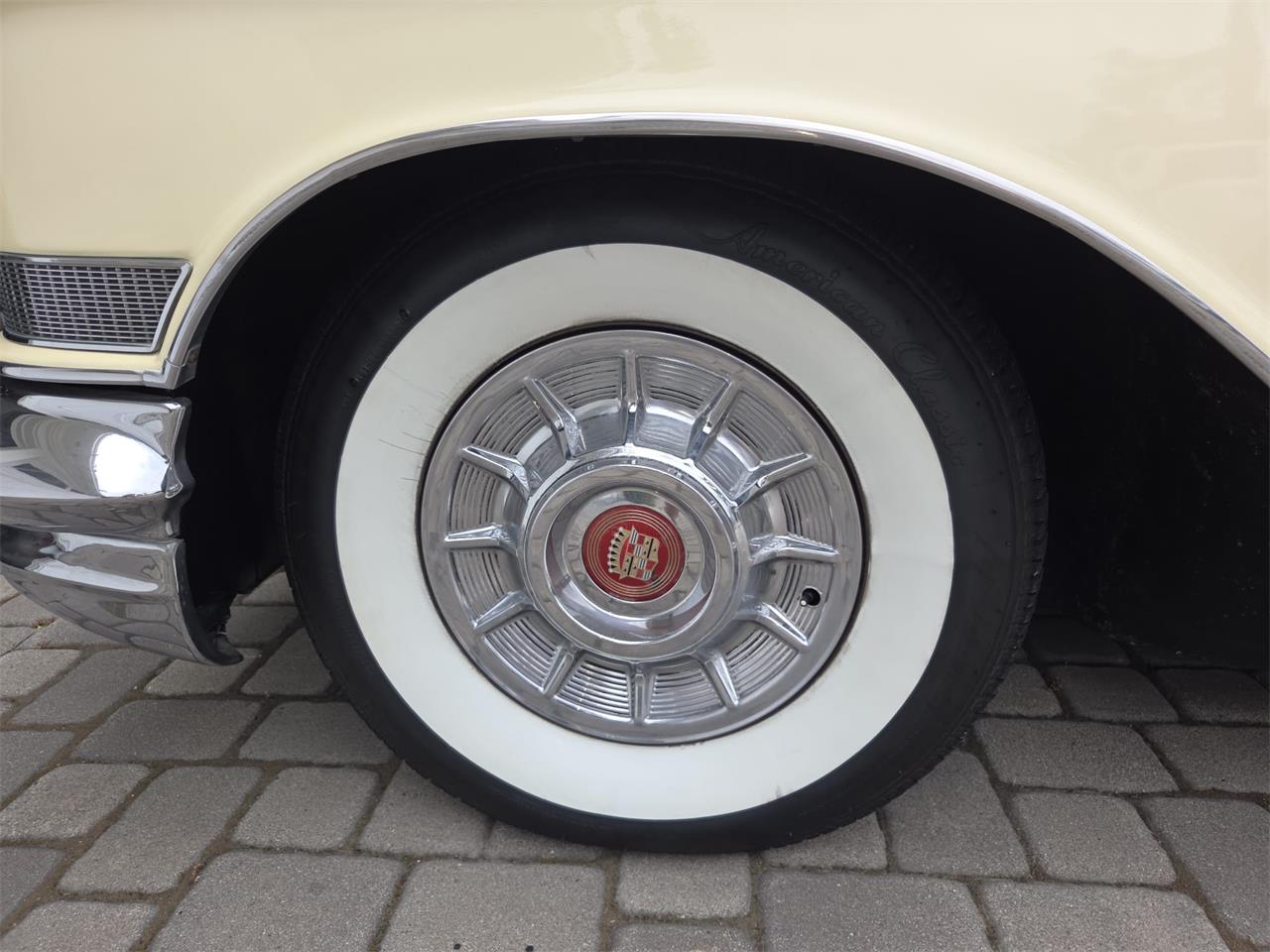 Cadillac-Coupe-deville-1957-40-Leghorn-Creme-Brown-40