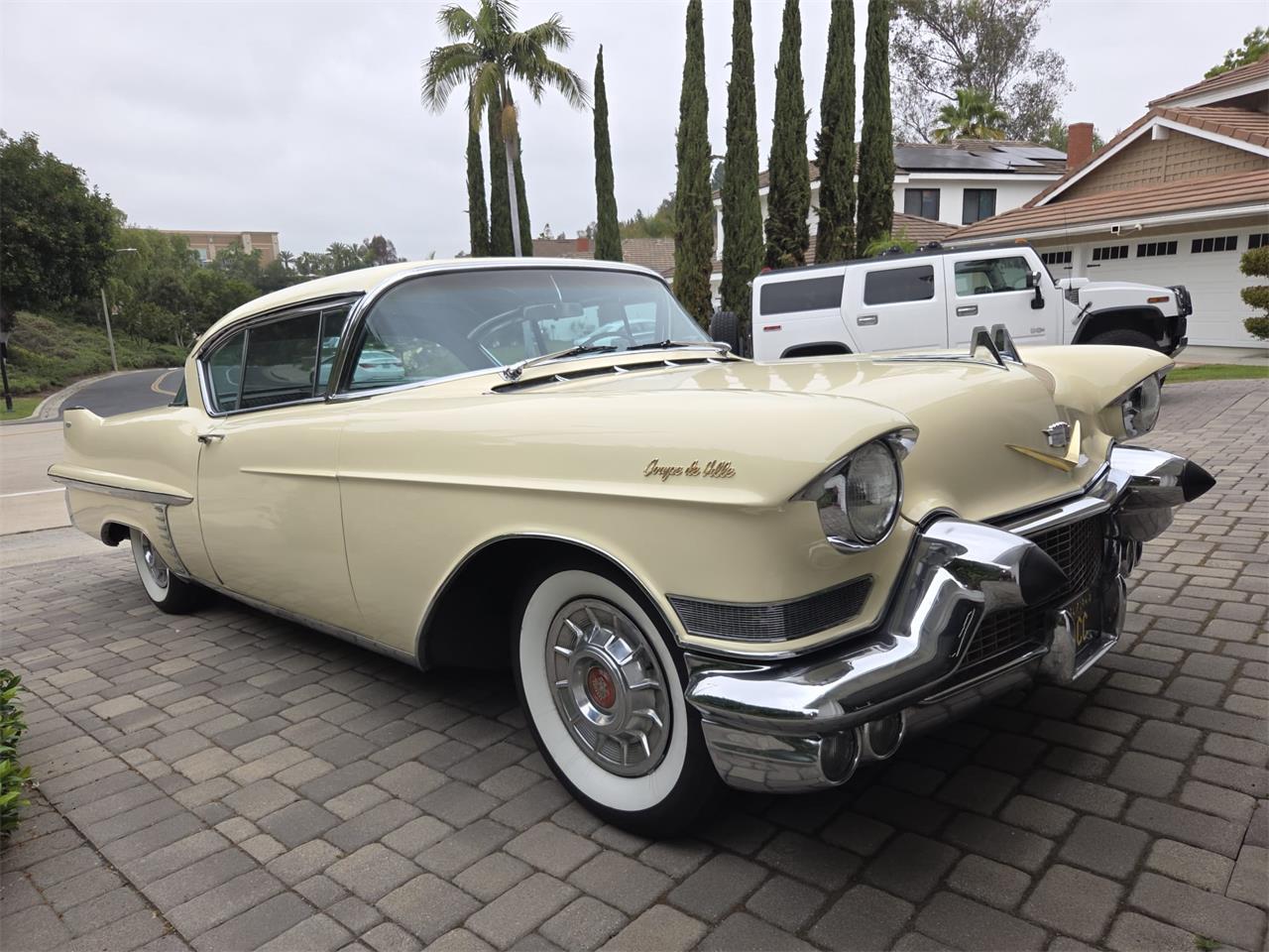 Cadillac-Coupe-deville-1957-40-Leghorn-Creme-Brown-5