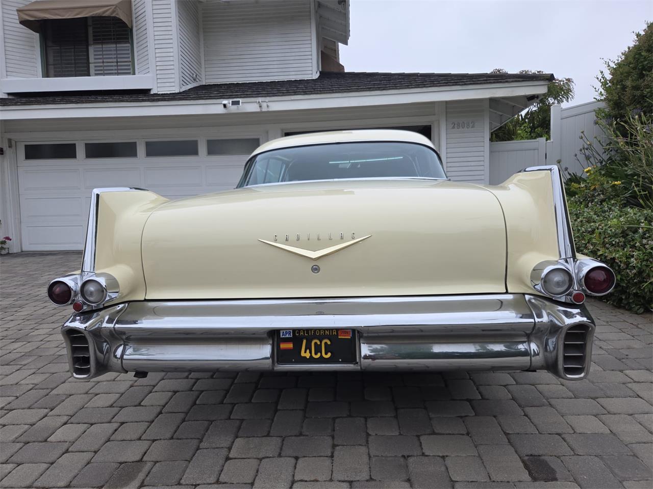 Cadillac-Coupe-deville-1957-40-Leghorn-Creme-Brown-9