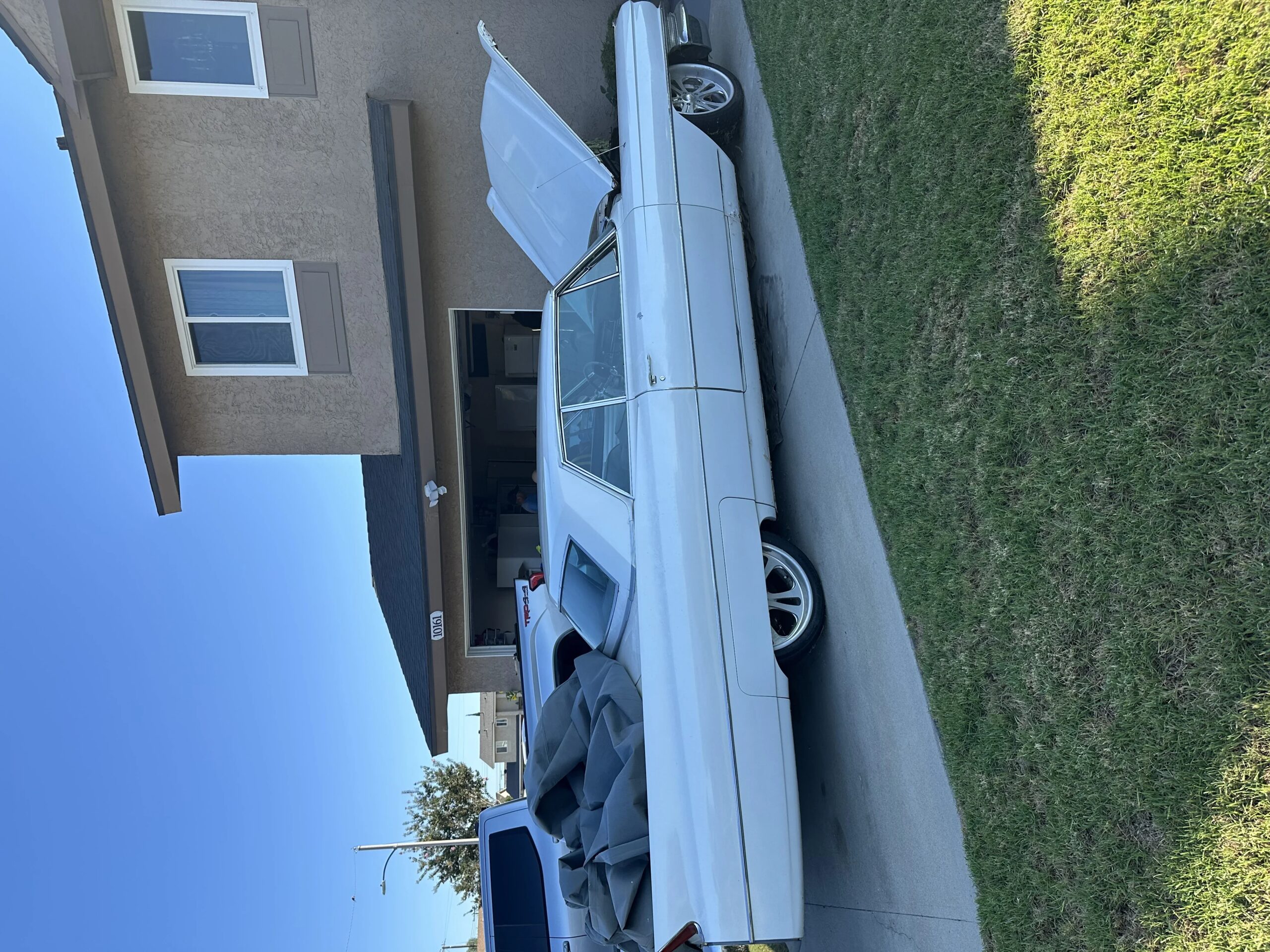 Cadillac-De-ville-coupe-1963-White-Off-White