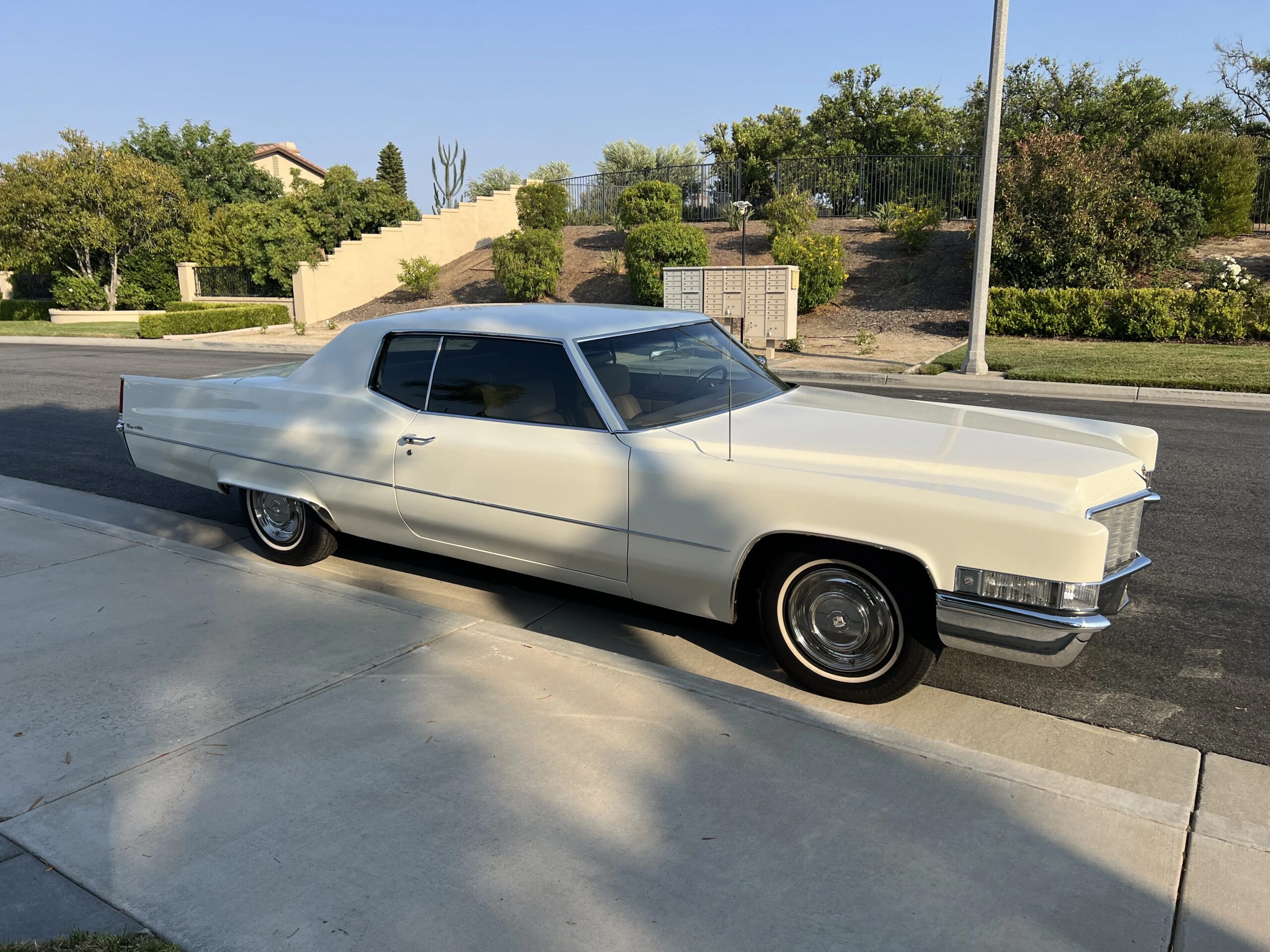 Cadillac-De-ville-coupe-1969-White-Gold-1