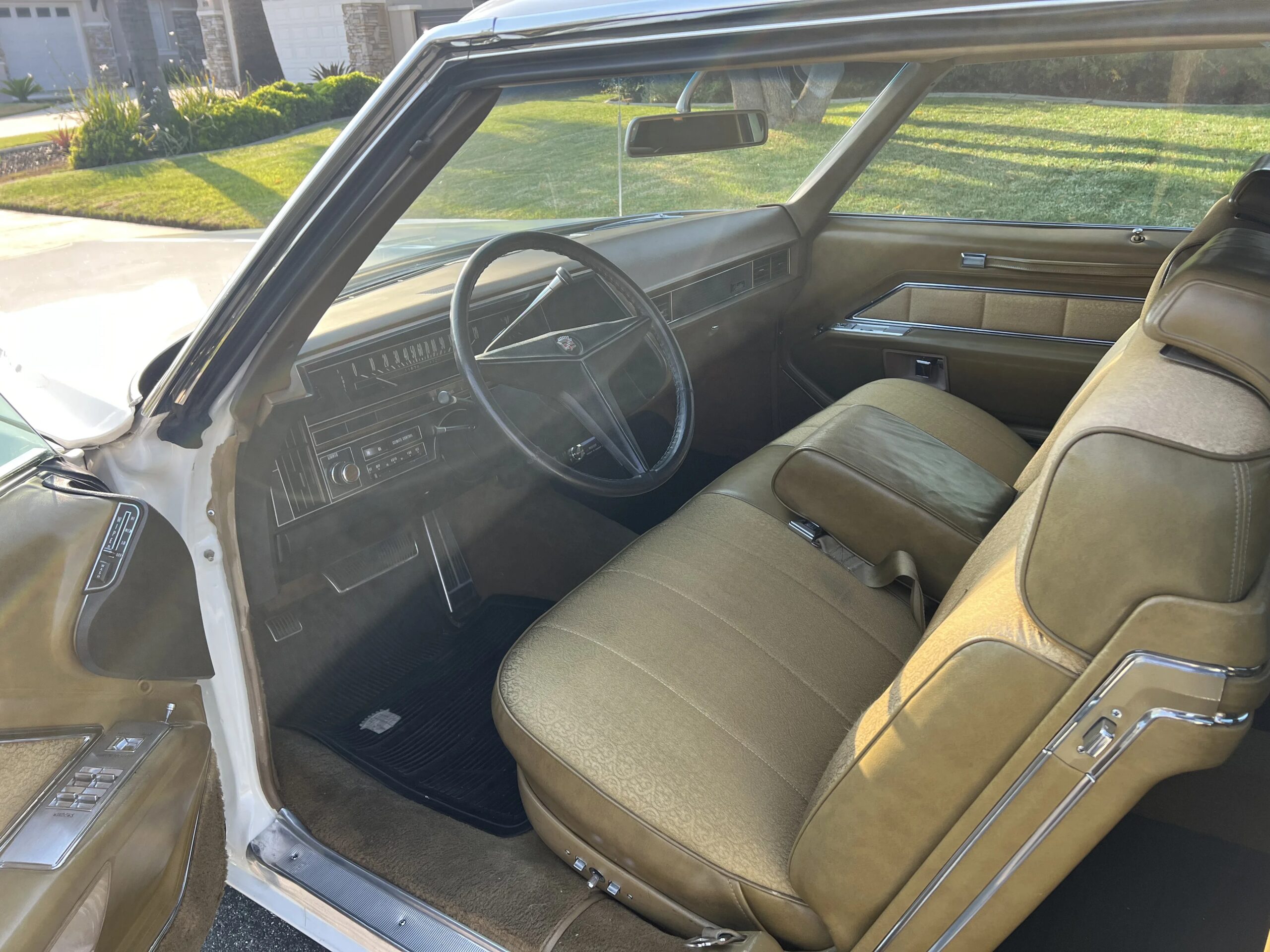 Cadillac-De-ville-coupe-1969-White-Gold-6